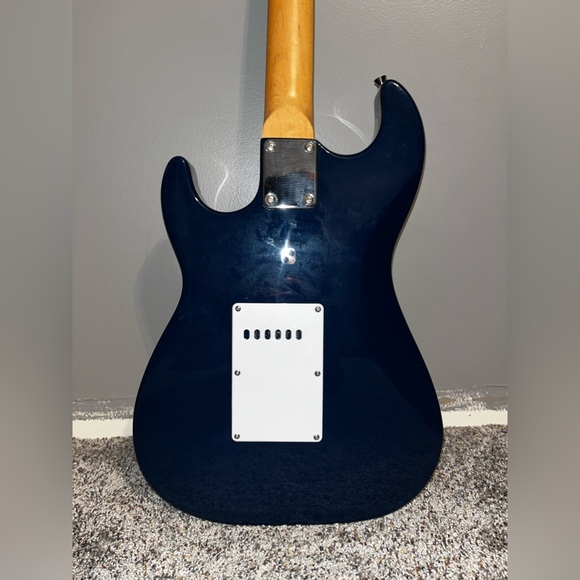 Silvertone Electric Guitar and Amp - Picture 4 of 14